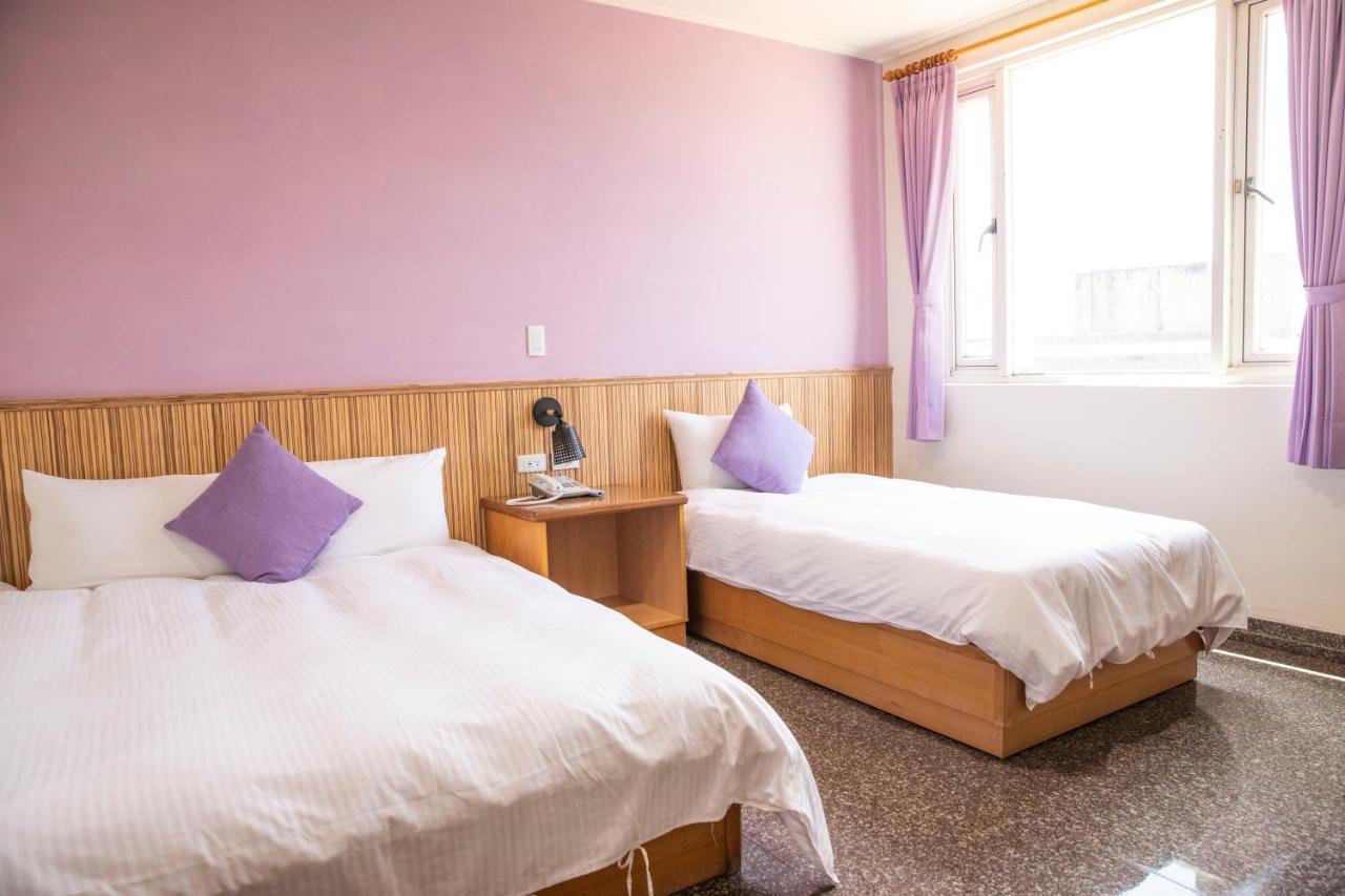 Holiday Hotel Nangan Bagian luar foto