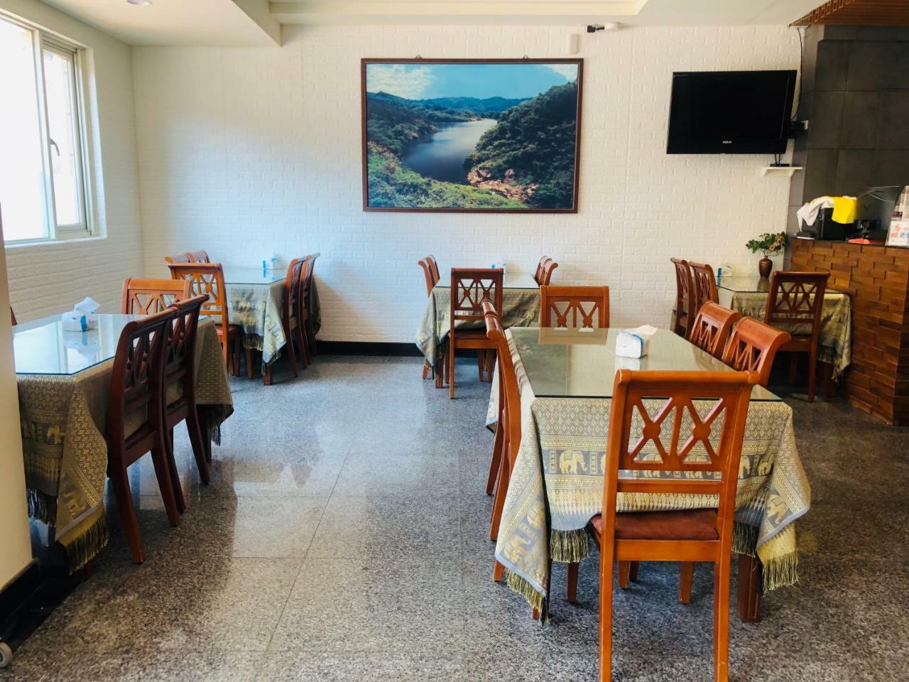 Holiday Hotel Nangan Bagian luar foto
