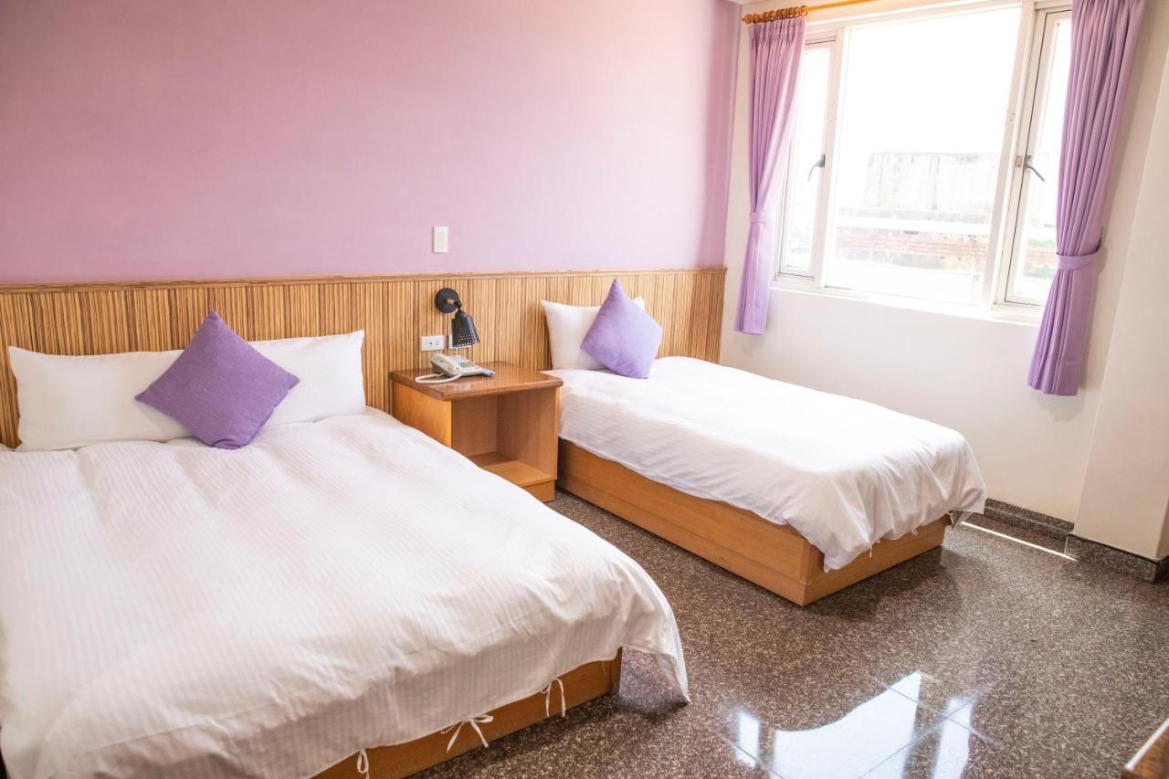 Holiday Hotel Nangan Bagian luar foto