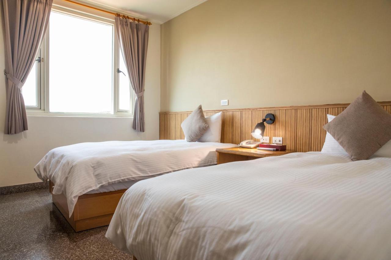 Holiday Hotel Nangan Bagian luar foto