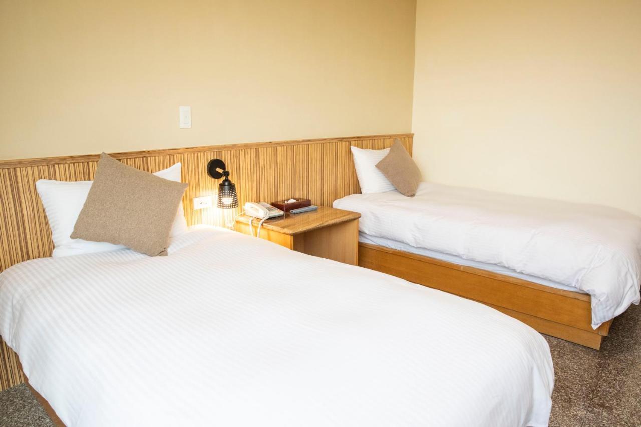 Holiday Hotel Nangan Bagian luar foto