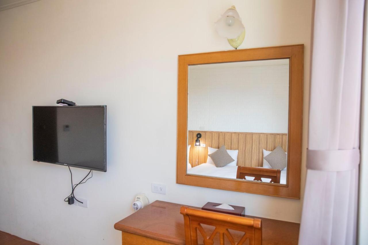 Holiday Hotel Nangan Bagian luar foto
