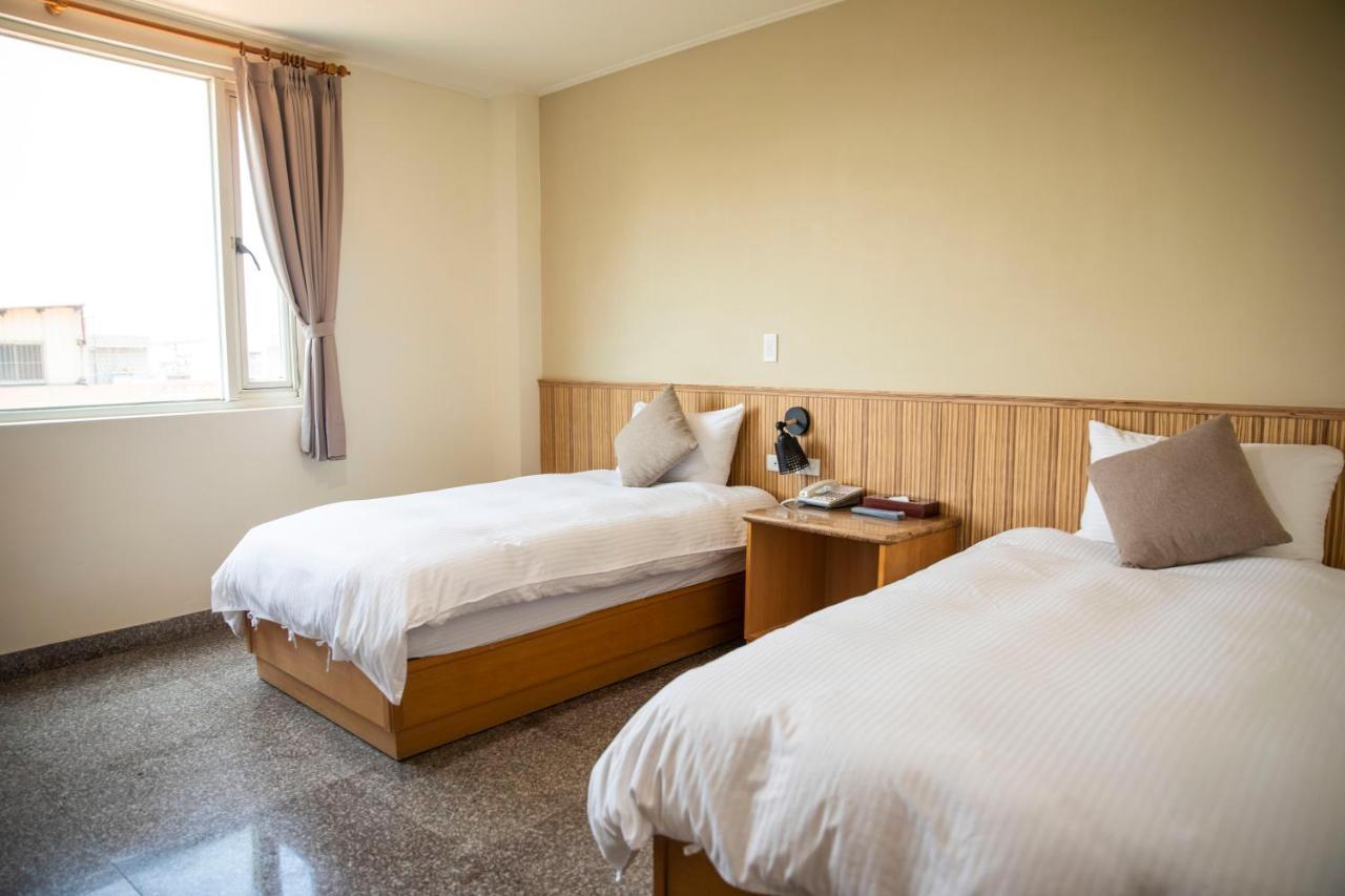 Holiday Hotel Nangan Bagian luar foto